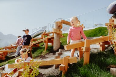 Kinder die am Erlebnisspielplatz am Golm im Montafon spielen | © Golm Silvretta Lünersee Tourismus GmbH Bregenz, Philipp Schilcher