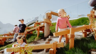 Kinder die am Erlebnisspielplatz am Golm im Montafon spielen | © Golm Silvretta Lünersee Tourismus GmbH Bregenz, Philipp Schilcher