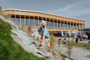 Kinder die am Erlebnisspielplatz am Golm im Montafon spielen | © Golm Silvretta Lünersee Tourismus GmbH Bregenz, Philipp Schilcher