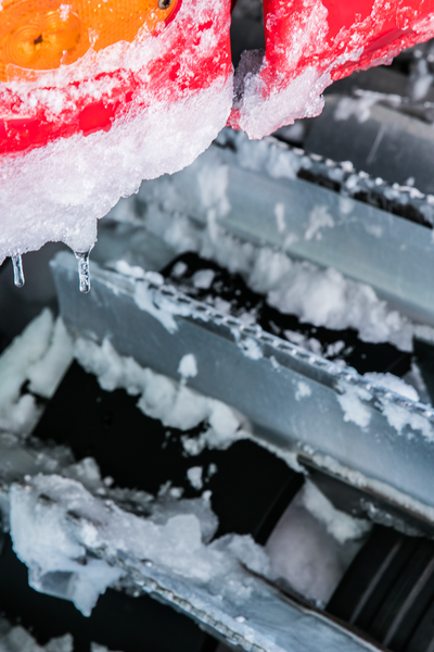 Eiszapfen und Schnee am unteren Ende eines Pistenbullys | © Golm Silvretta Lünersee Tourismus GmbH Bregenz, Christoph Schoech 