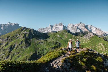 Zwei Wanderer am Erlebnisberg Golm | © Golm Silvretta Lünersee Tourismus GmbH Bregenz, Mathäus Gartner