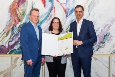 v.l.n.r. Landesstatthalter Ing. Christof Bitschi, Birgit Galehr (GSL Tourismus), Landeshauptmann Mag. Markus Wallner | © Land Vorarlberg, Bernd Hofmeister